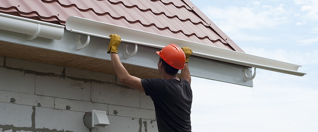 メンテナンスは、高所作業を伴うものです。素人では危険性も高いため専門家にお任せください。