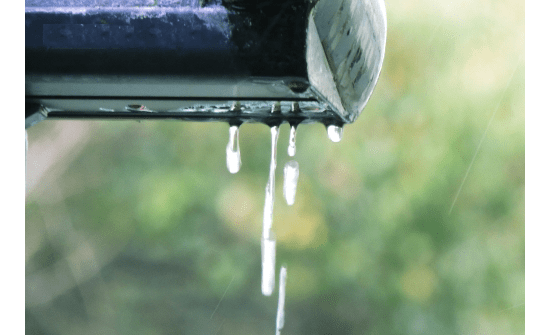 雨水から建物を腐食することを防ぎ、外壁や屋根への雨漏りから守ります。 雨水から建物を腐食することを防ぎ、外壁や屋根への雨漏りから守ります。