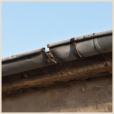 雨どいの金具が外れていたので点検をお願いしました。 雨どいの金具が外れていたので点検をお願いしました。