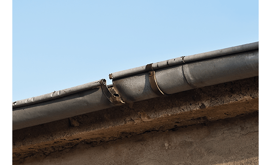 雨どいの金具が外れていたので点検をお願いしました。 雨どいの金具が外れていたので点検をお願いしました。